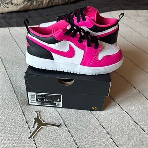 NWT Kids Nike Pink and Black Jordan Low Alt size 3